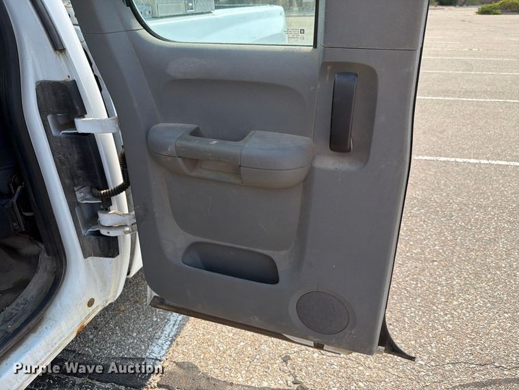 image for item FH6323 2013 Chevrolet Silverado 1500 Ext. Cab pickup truck