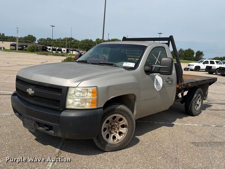 2007 Chevrolet Silverado Classic 1500 flatbed pickup truck