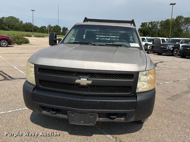 image for item FH6324 2007 Chevrolet Silverado Classic 1500 flatbed pickup truck