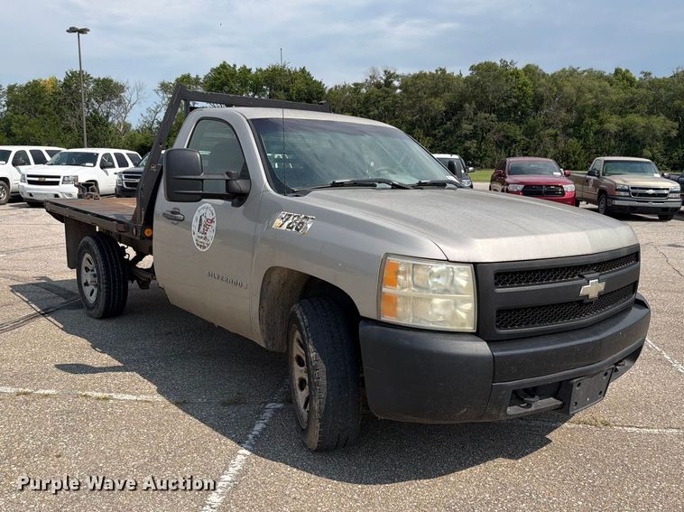 image for item FH6324 2007 Chevrolet Silverado Classic 1500 flatbed pickup truck