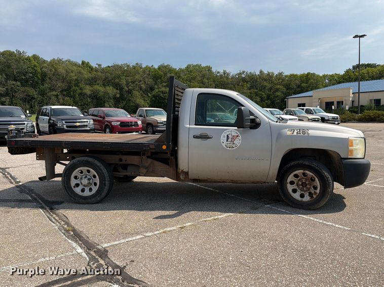 image for item FH6324 2007 Chevrolet Silverado Classic 1500 flatbed pickup truck