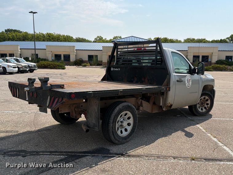 image for item FH6324 2007 Chevrolet Silverado Classic 1500 flatbed pickup truck