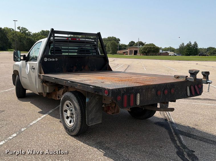 image for item FH6324 2007 Chevrolet Silverado Classic 1500 flatbed pickup truck
