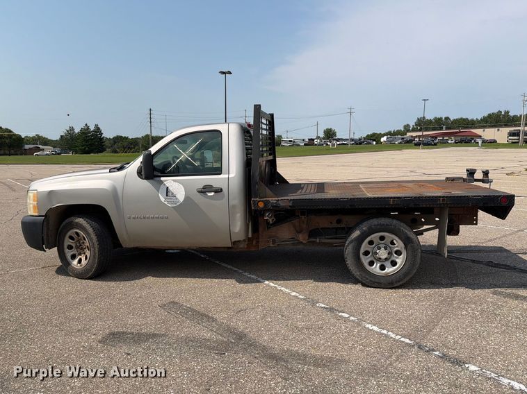 image for item FH6324 2007 Chevrolet Silverado Classic 1500 flatbed pickup truck