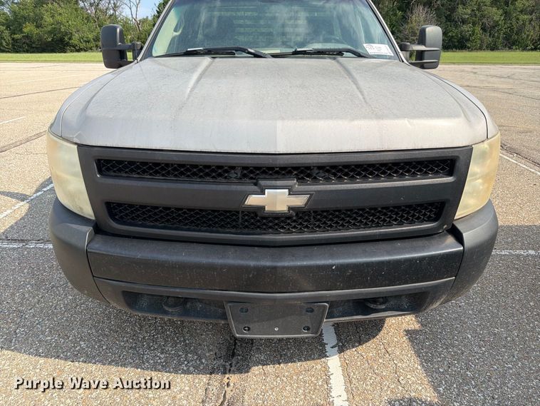 image for item FH6324 2007 Chevrolet Silverado Classic 1500 flatbed pickup truck