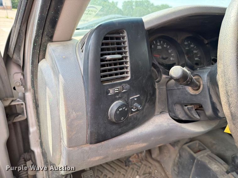 image for item FH6324 2007 Chevrolet Silverado Classic 1500 flatbed pickup truck