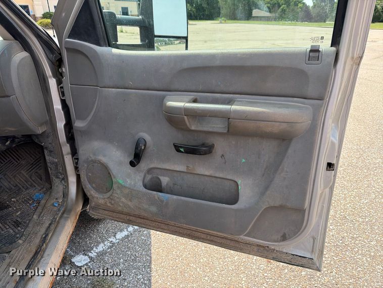 image for item FH6324 2007 Chevrolet Silverado Classic 1500 flatbed pickup truck