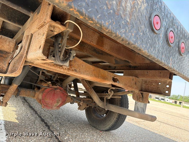 image for item FH6324 2007 Chevrolet Silverado Classic 1500 flatbed pickup truck