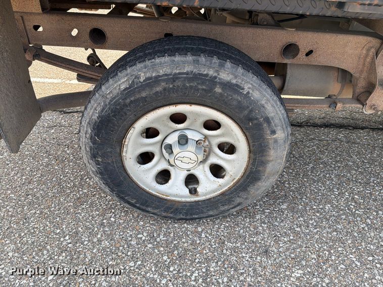 image for item FH6324 2007 Chevrolet Silverado Classic 1500 flatbed pickup truck