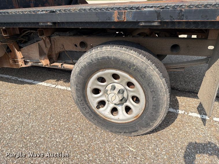 image for item FH6324 2007 Chevrolet Silverado Classic 1500 flatbed pickup truck