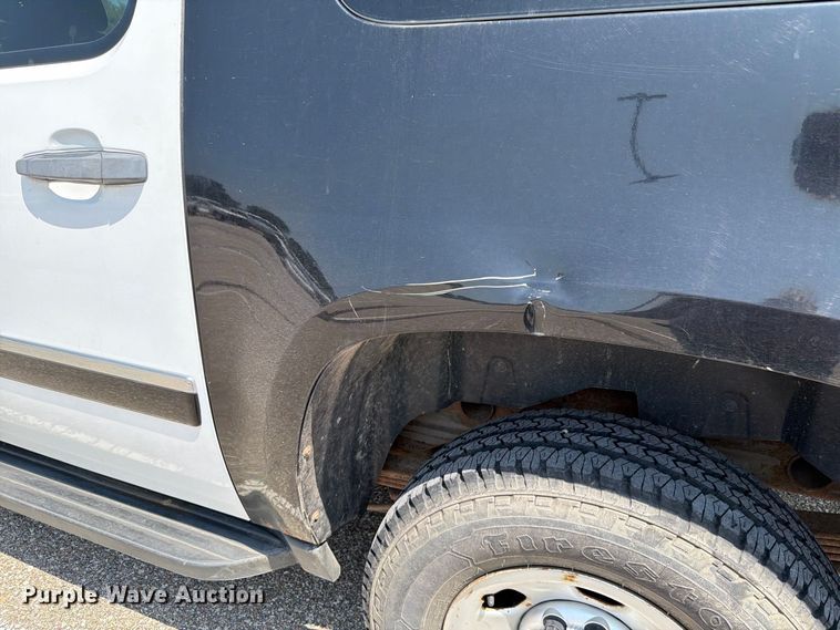 image for item FH6327 2012 Chevrolet Suburban 1500 SUV