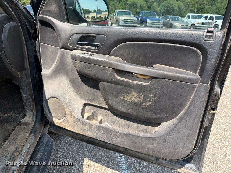 image for item FH6327 2012 Chevrolet Suburban 1500 SUV