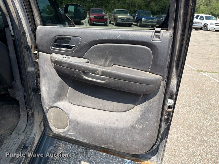 image for item FH6327 2012 Chevrolet Suburban 1500 SUV