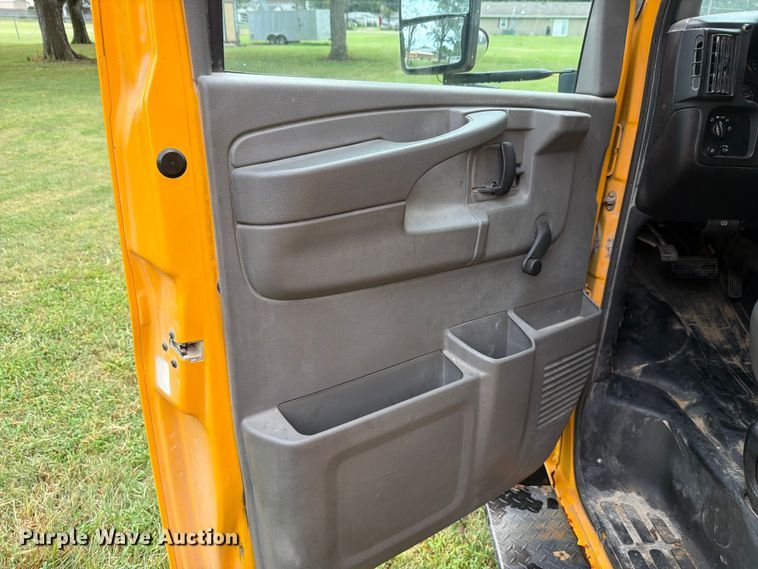 image for item FH6353 2005 Chevrolet Express school bus
