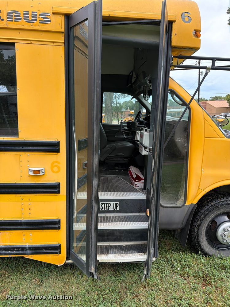image for item FH6353 2005 Chevrolet Express school bus