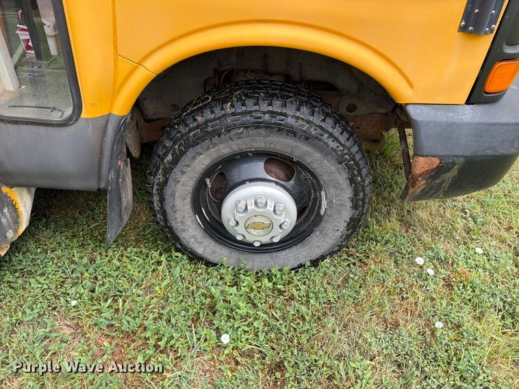 image for item FH6353 2005 Chevrolet Express school bus