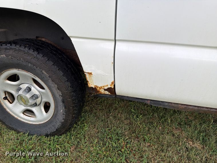 image for item FH6354 2003 Chevrolet Suburban 1500 SUV