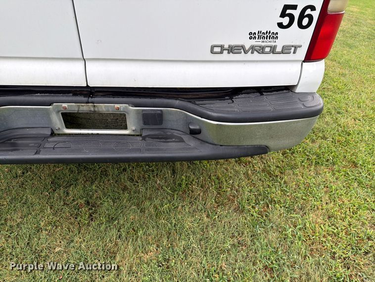image for item FH6354 2003 Chevrolet Suburban 1500 SUV