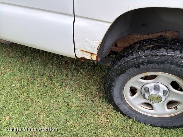 image for item FH6354 2003 Chevrolet Suburban 1500 SUV