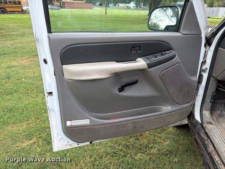 image for item FH6354 2003 Chevrolet Suburban 1500 SUV