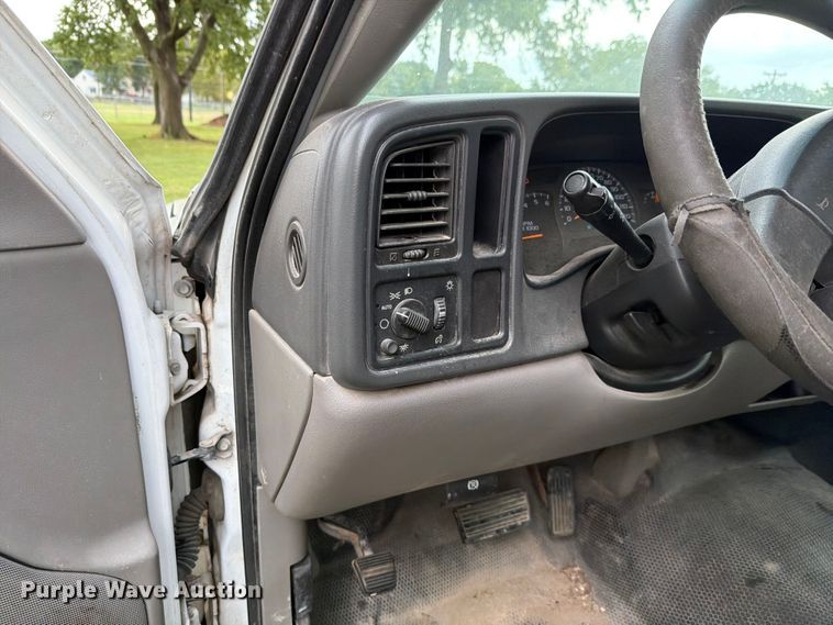 image for item FH6354 2003 Chevrolet Suburban 1500 SUV