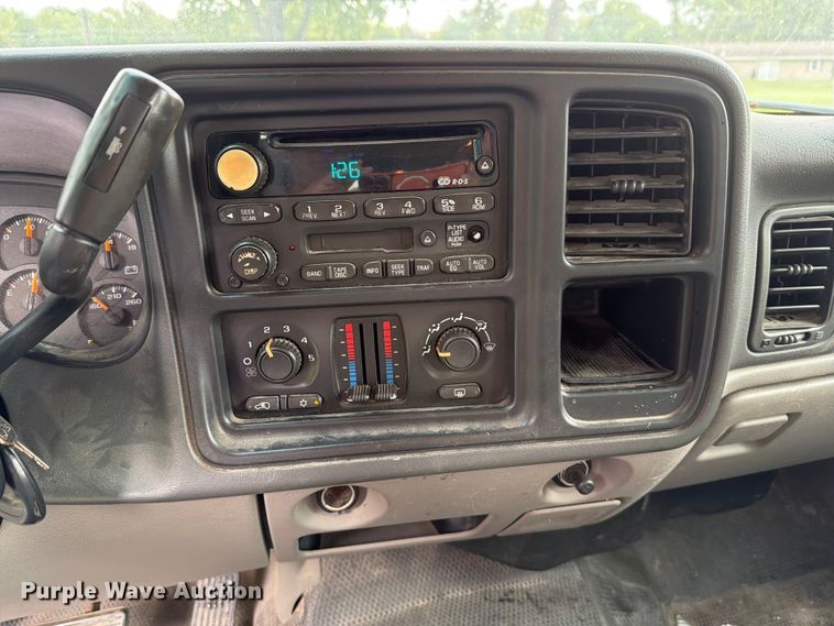 image for item FH6354 2003 Chevrolet Suburban 1500 SUV