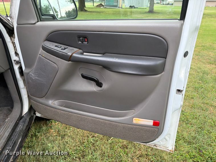 image for item FH6354 2003 Chevrolet Suburban 1500 SUV
