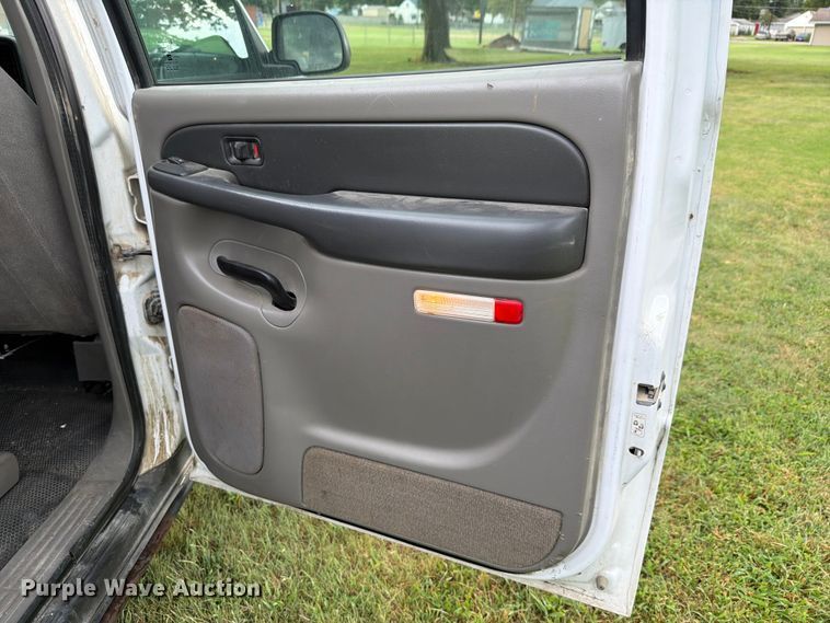 image for item FH6354 2003 Chevrolet Suburban 1500 SUV