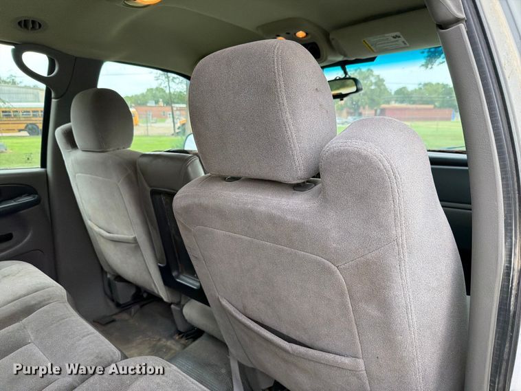image for item FH6354 2003 Chevrolet Suburban 1500 SUV
