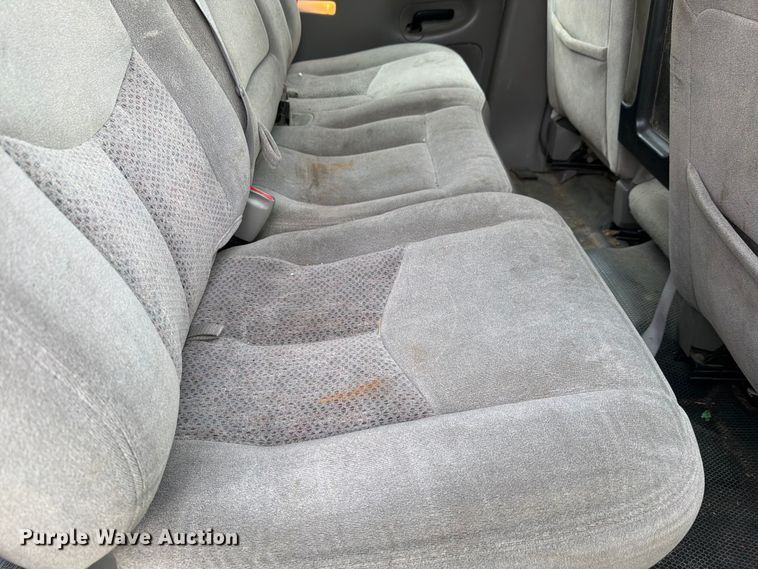 image for item FH6354 2003 Chevrolet Suburban 1500 SUV
