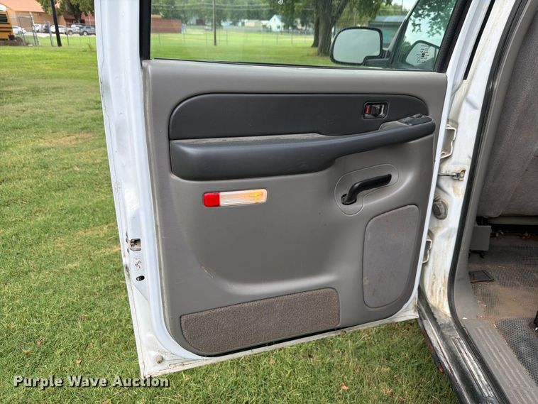 image for item FH6354 2003 Chevrolet Suburban 1500 SUV
