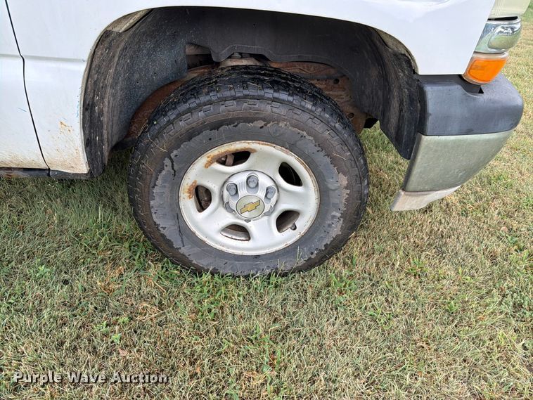 image for item FH6354 2003 Chevrolet Suburban 1500 SUV