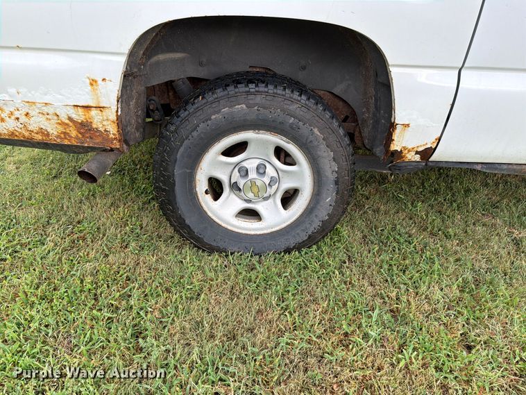 image for item FH6354 2003 Chevrolet Suburban 1500 SUV