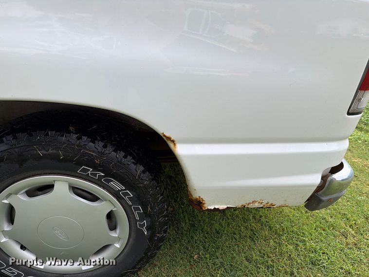 image for item FH6355 2004 Ford E150 van