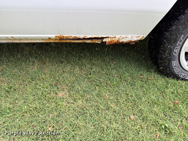 image for item FH6355 2004 Ford E150 van