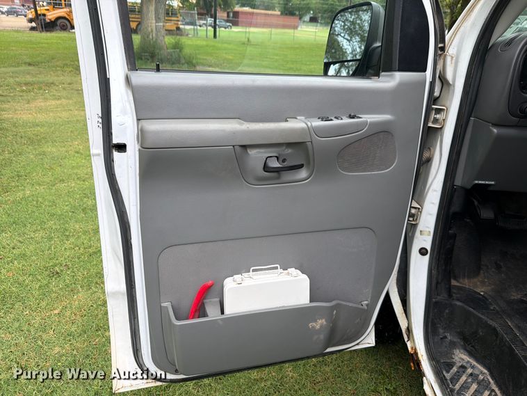 image for item FH6355 2004 Ford E150 van
