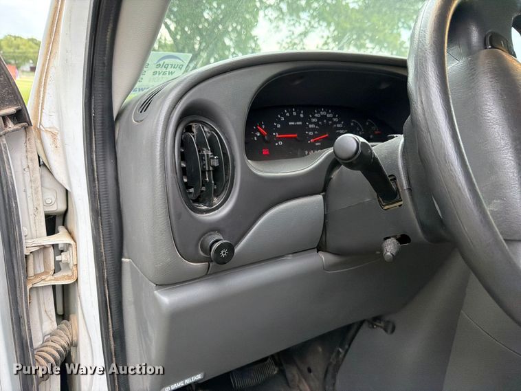 image for item FH6355 2004 Ford E150 van