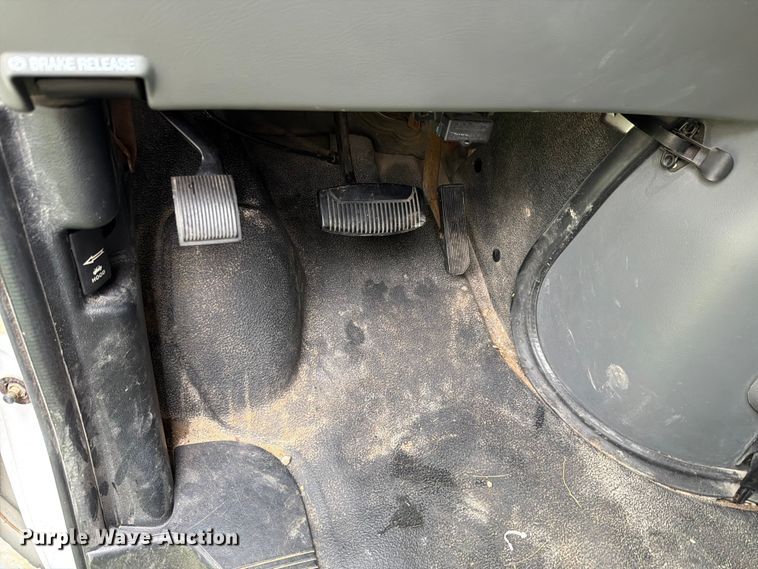image for item FH6355 2004 Ford E150 van
