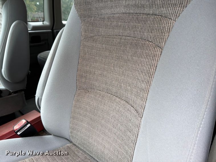 image for item FH6355 2004 Ford E150 van