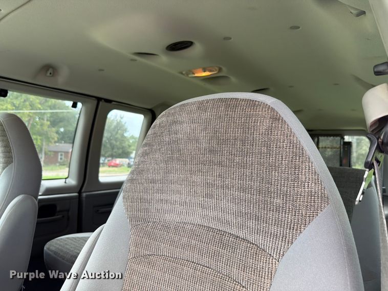 image for item FH6355 2004 Ford E150 van