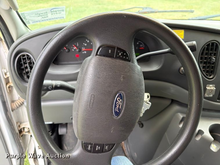 image for item FH6355 2004 Ford E150 van
