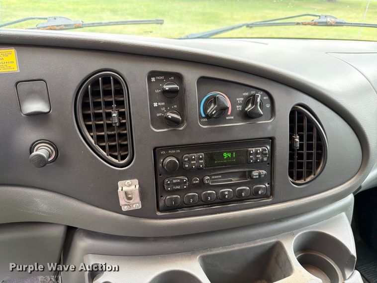 image for item FH6355 2004 Ford E150 van