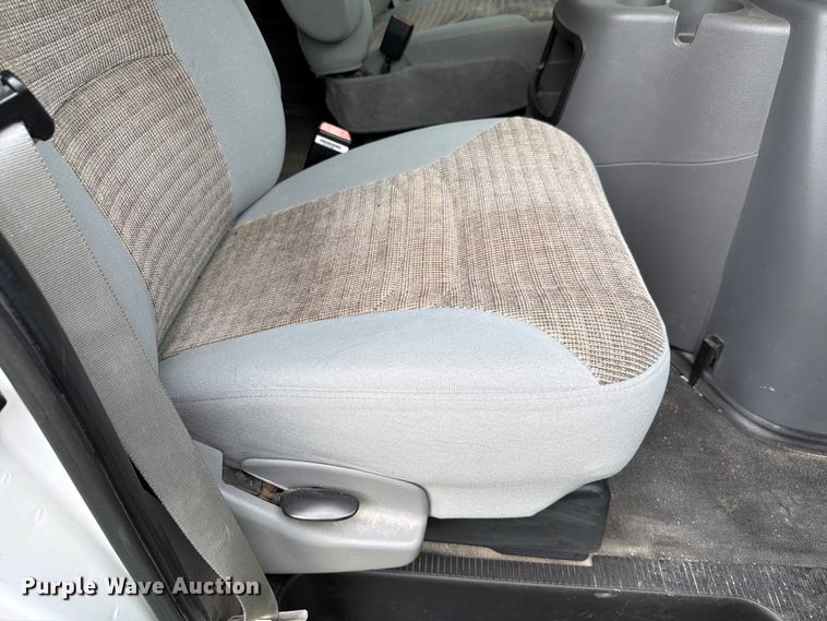 image for item FH6355 2004 Ford E150 van
