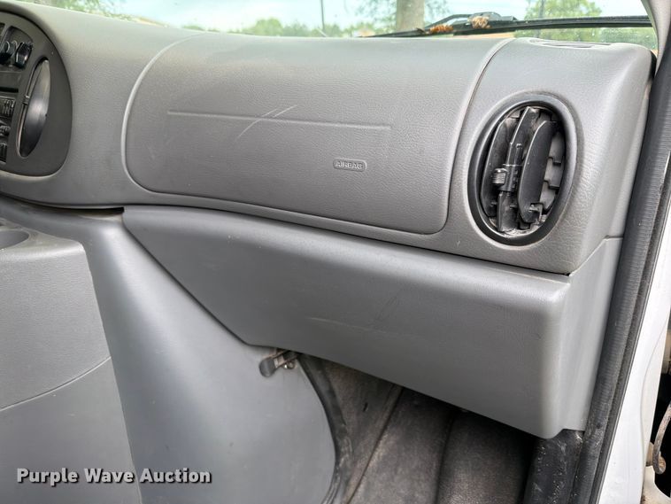 image for item FH6355 2004 Ford E150 van
