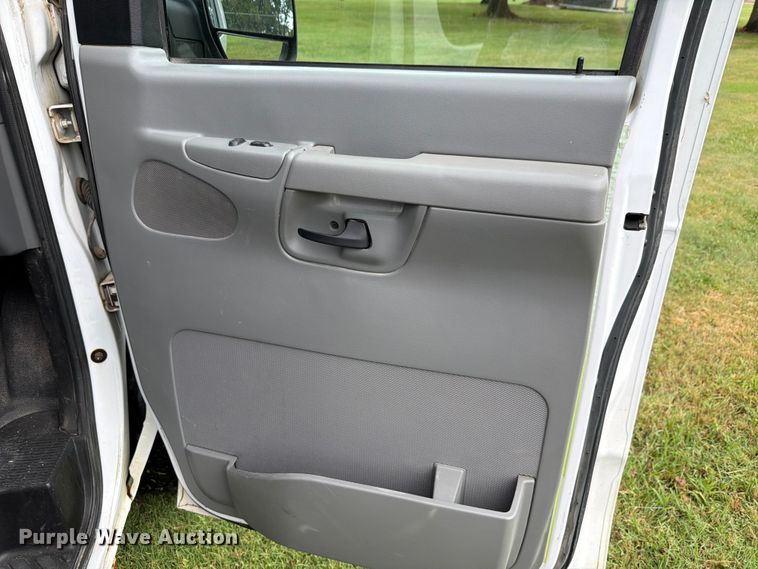 image for item FH6355 2004 Ford E150 van