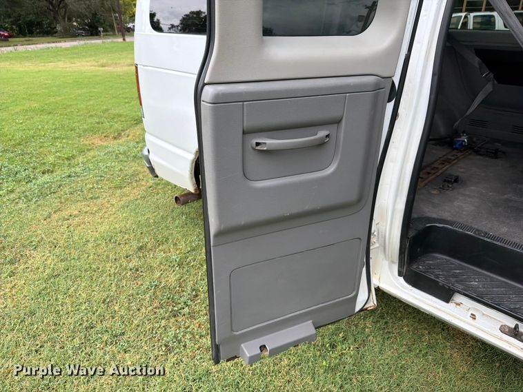 image for item FH6355 2004 Ford E150 van