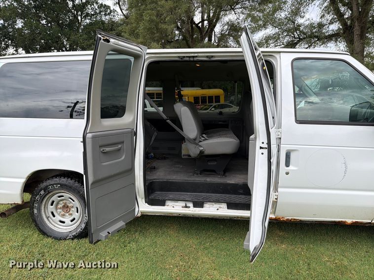 image for item FH6355 2004 Ford E150 van