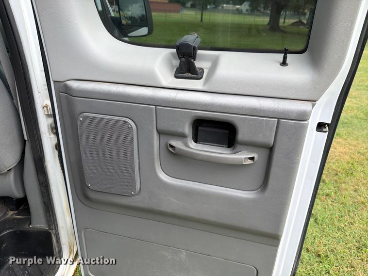 image for item FH6355 2004 Ford E150 van