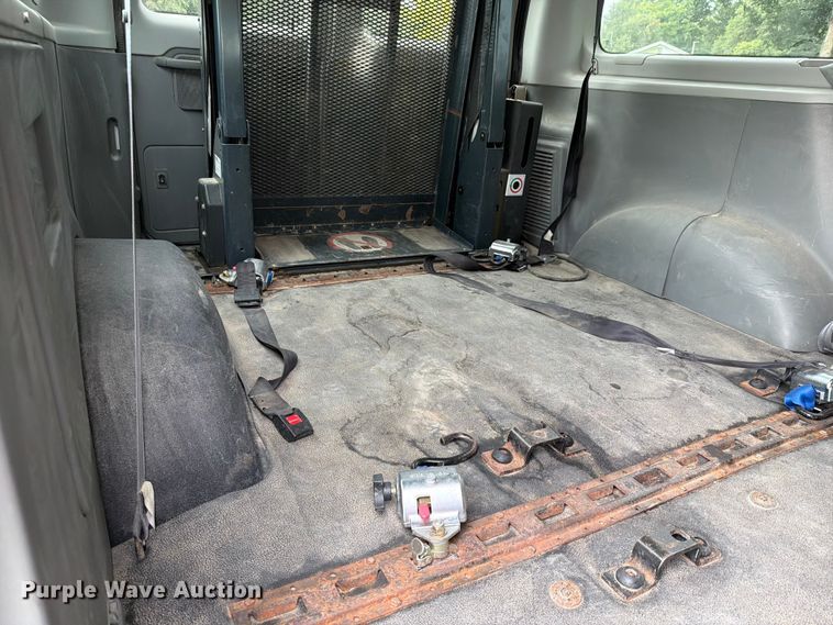 image for item FH6355 2004 Ford E150 van