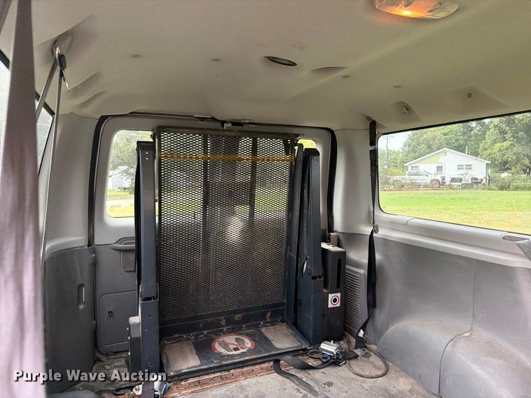 image for item FH6355 2004 Ford E150 van